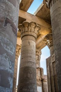 人文历史纪录片封面，古代建筑遗址，暮色金光，星星影院历史纪录片