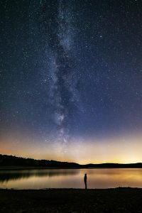 悬疑惊悚电影封面，昏暗走廊中一道光，紧张氛围，星星影院悬疑片资源